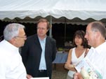 Les conseillers gnraux Franois Launoy (Fontaine-Franaise) et Jol Abbey (Pontailler-sur-Sane) en conversation avec Chantal et Rmi Delatte, lors de la fte du livre  Fontaine Franaise (10 juillet 2006)