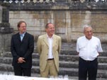 Jol Abbey, Conseiller gnral de Pontailler-sur-Sane, Rmi Delatte, Conseiller rgional de Bourgogne et Franois Launoy, Conseiller gnral de Fontaine-Franaise, au pied de la terrasse du chteau de Fontaine-Franaise lors de la fte du livre (10 juillet 2006)