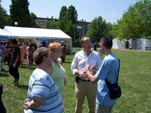 Rmi Delatte visite la fte des Grsilles (juin 2006) - ici en conversation avec des responsables associatifs.