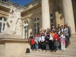 Lcole lmentaire Greuze de Dijon, choisie pour lopration  le Parlement des Enfants  visite lAssemble Nationale avec leur matresse et directrice Audrey WILLIAMS - 24 avril 2008 -