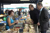 Rmi DELATTE et Jol ABBEY rencontrent les commerants au march de Dijon - avril 2007 -